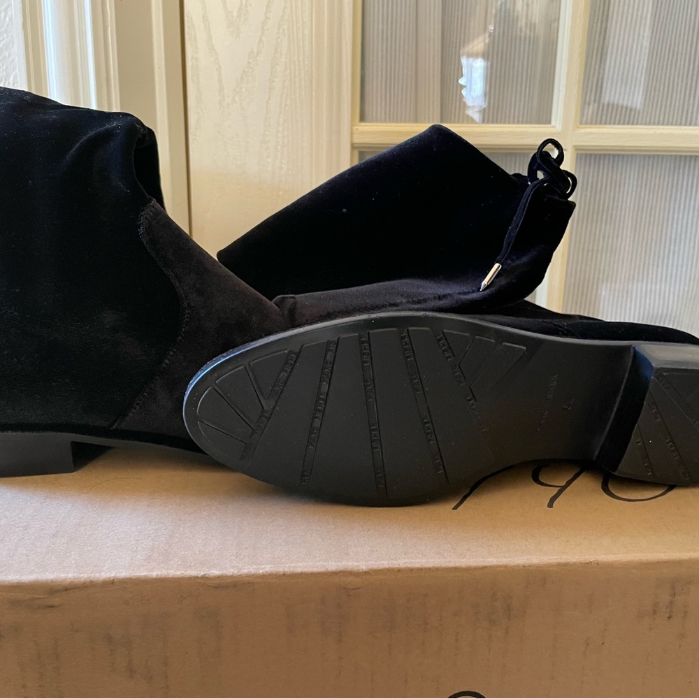 Size 6 Marc Jacob’s black, velour, over the knee boots